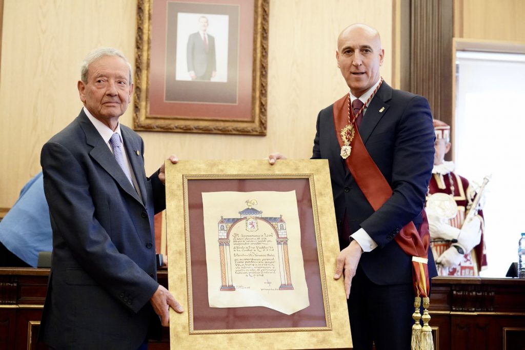 Marcelino Félix Fernández Ibáñez, presidente de Promonumenta, recibe el título de Hijo Predilecto de León