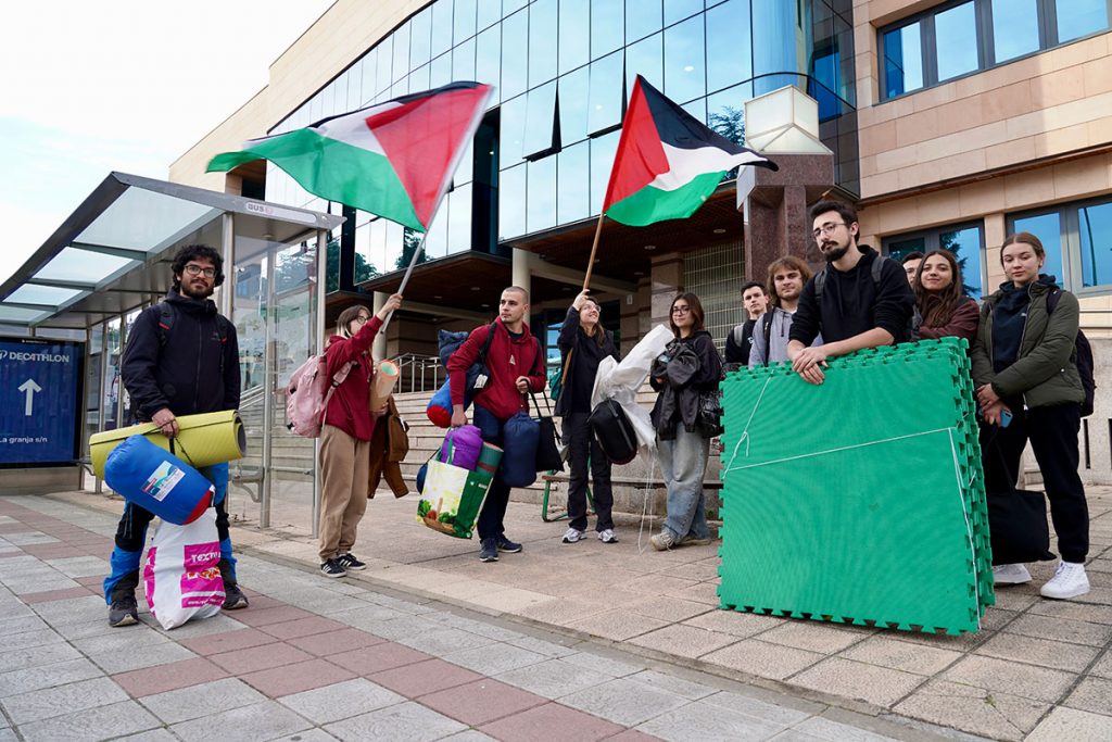 Un grupo de estudiantes cumple su primera noche de encierro en la Universidad de León en apoyo al pueblo palestino