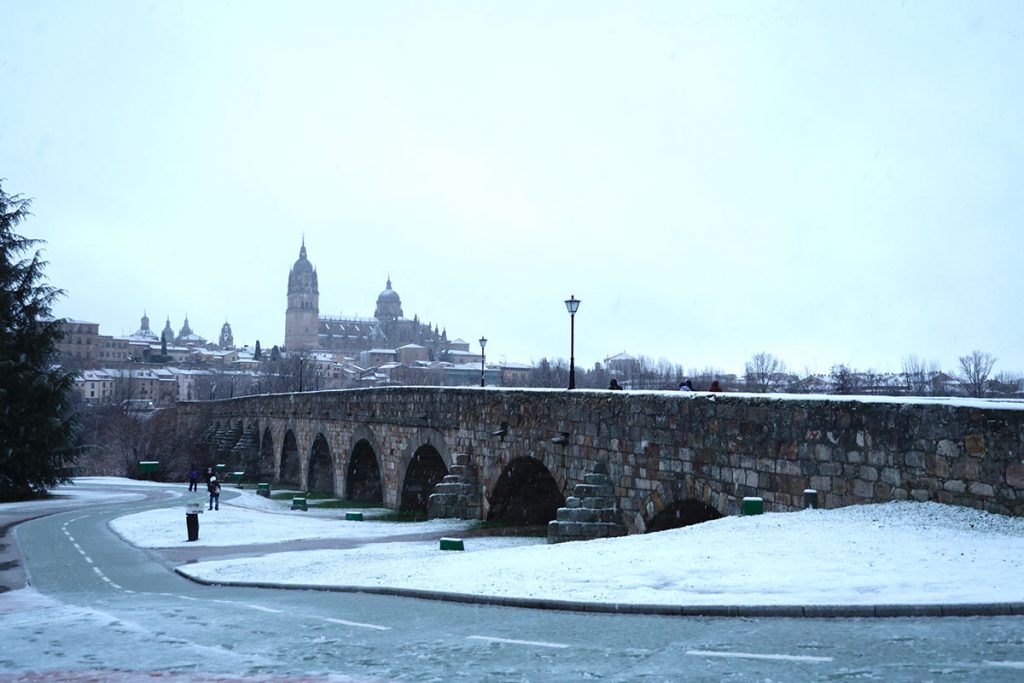 Salamanca amanece cubierta bajo un blanco manto de nieve