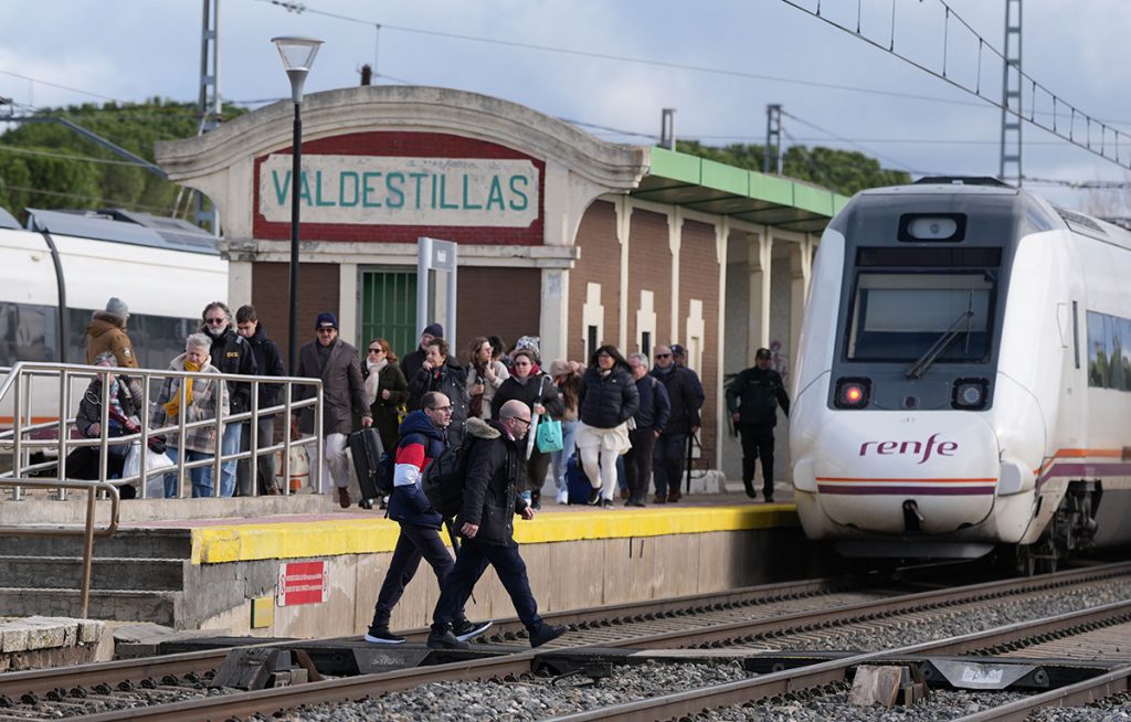 Un tren de media distancia entre Puebla y Valladolid arrolla «levemente» a un camión que hacía trabajos en un paso a nivel en Matapozuelos