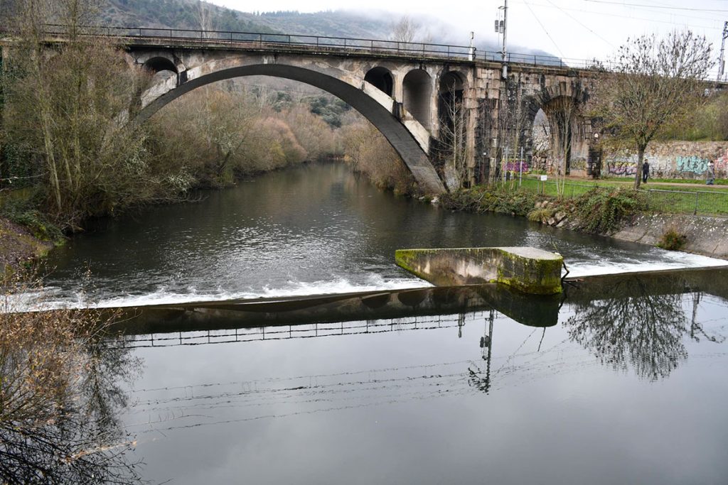 El filtrado de agua en los ríos Torío y Sil de León evidencia la presencia “generalizada y constante” de microplásticos