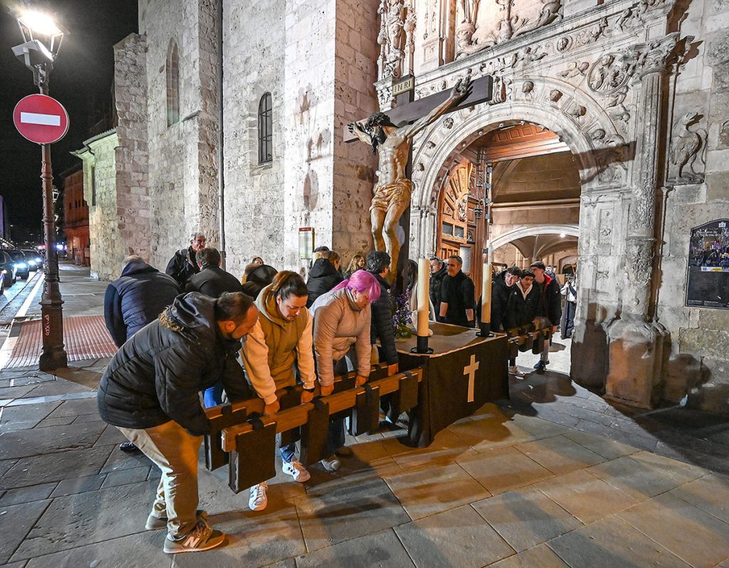 La solemnidad del silencio vuelve a tomar Burgos