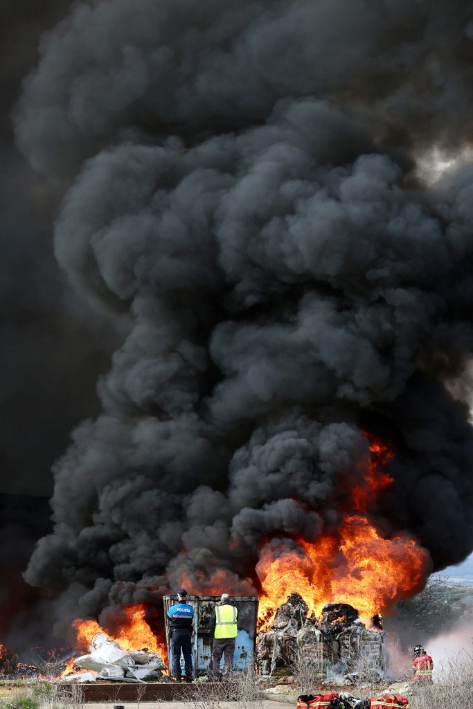 La Guardia Civil abre una investigación para esclarecer las causas del incendio declarado en una nave industrial de La Bañeza (León)