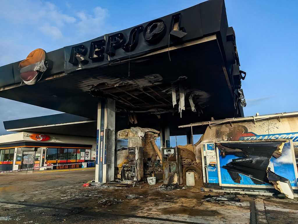 Arde un camión mientras repostaba en una estación de servicio de Ciudad Rodrigo (Salamanca)