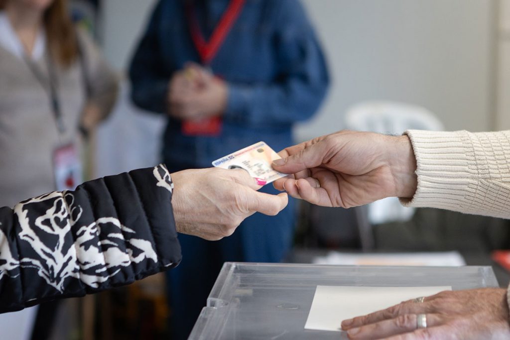 El 65,6% de los castellanos y leoneses ejercen su derecho a voto, 6,8 puntos más que la participación de 2022
