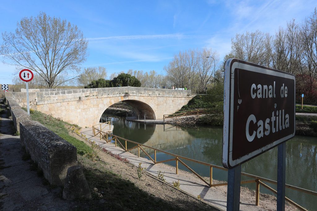 El Canal de Castilla recupera los caminos de sirga bajo el puente de las Arcas en Palencia con una inversión de 69.000 euros