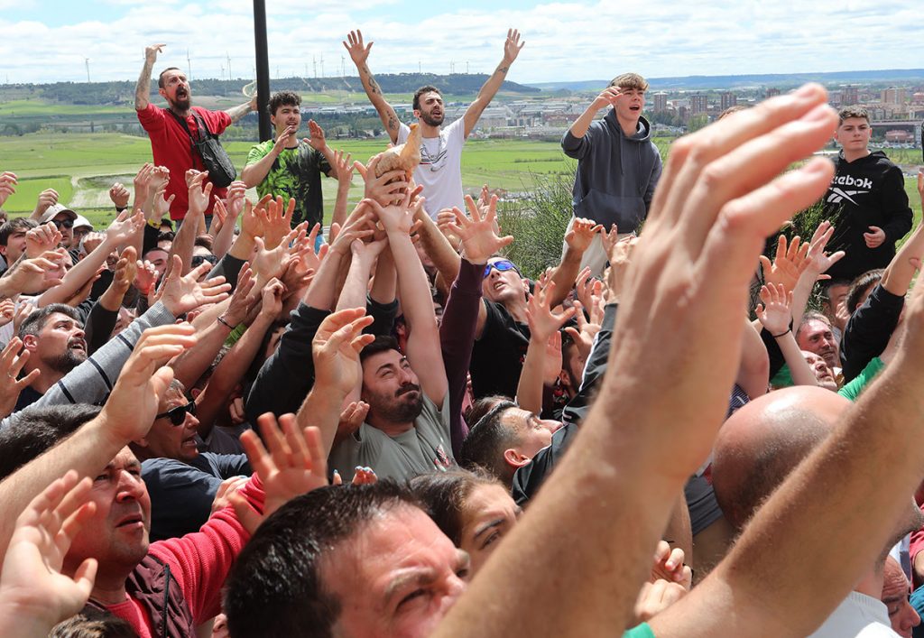 La tradicional pedrea en homenaje a Santo Toribio repartirá más de 10.000 bolsas de pan y queso en Palencia