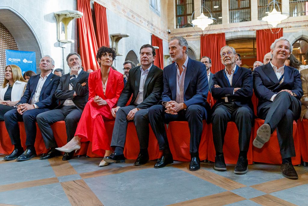 El rey Felipe VI se interesa en Segovia por cómo puede ayudar la IA al desarrollo de las democracias