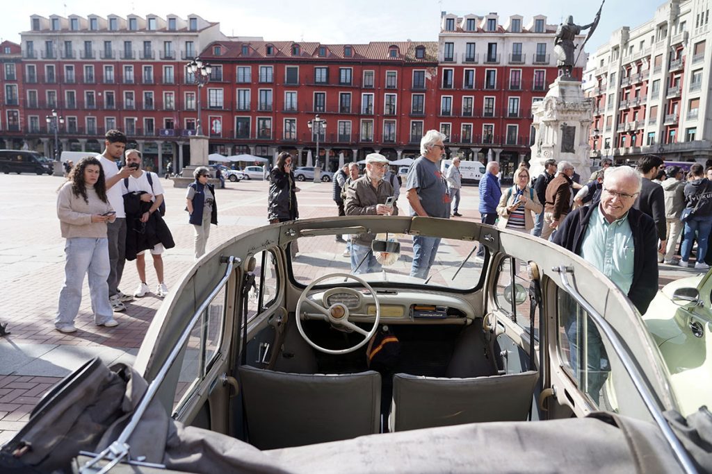 Vehículos clásicos Renault rememoran el recorrido que hicieron los primeros coches producidos en la capital en 1953