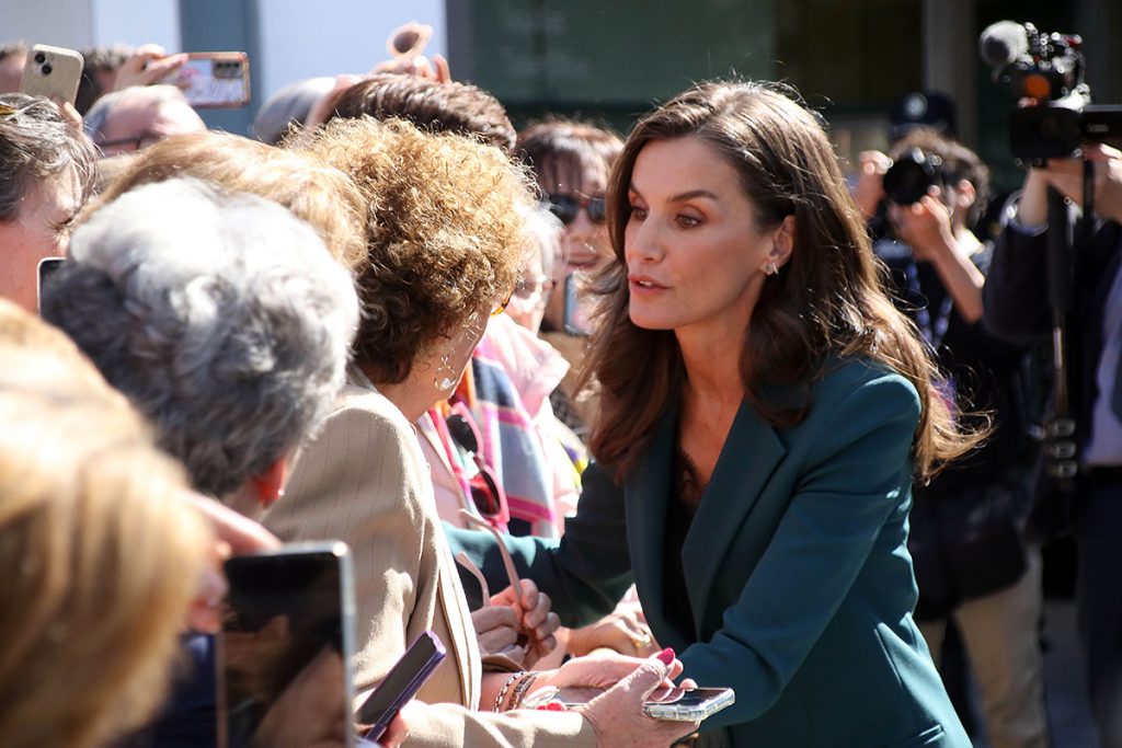 La reina Letizia recibirá una obra de la pintora abstracta Ana Belén Frutos Velasco