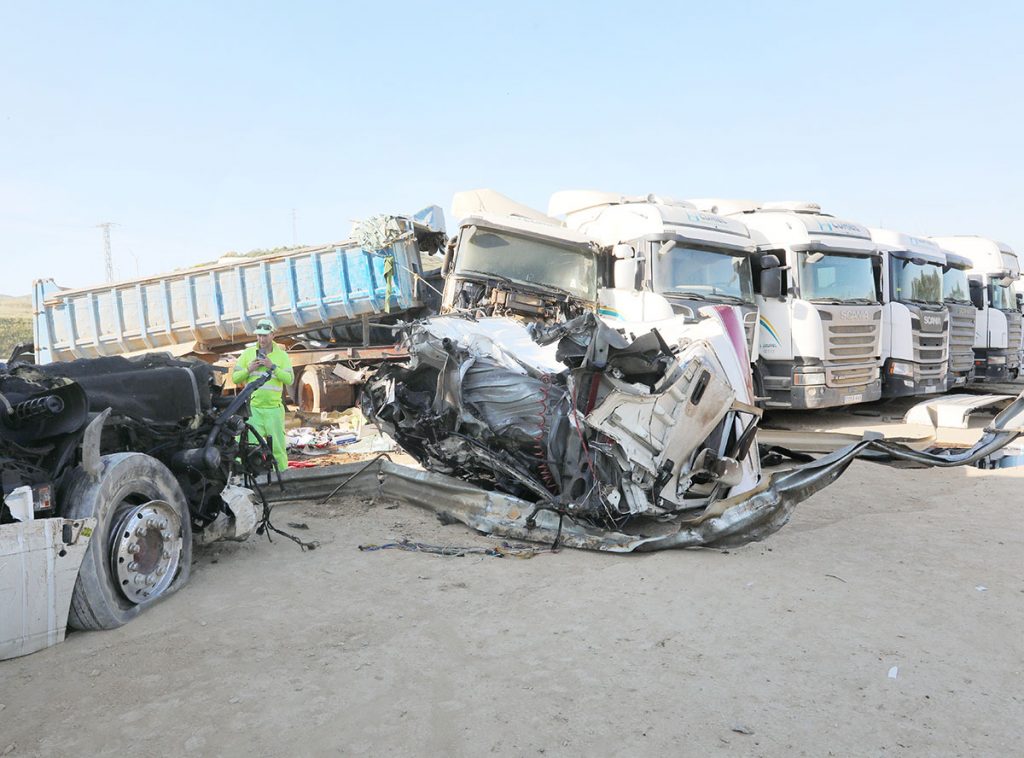 Fallece un camionero tras salirse de la vía y chocar contra seis camiones en Monzón de Campos (Palencia)