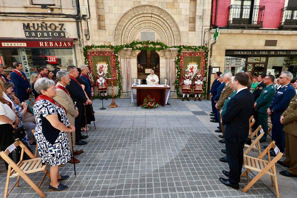 La ciudad de León celebra la misa en honor de San Juan