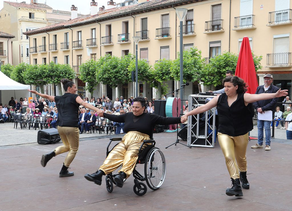 La Fundación Hospitalarias Palencia celebra 50 años de Convivencias Sociales con un acto multitudinario en la Plaza Mayor