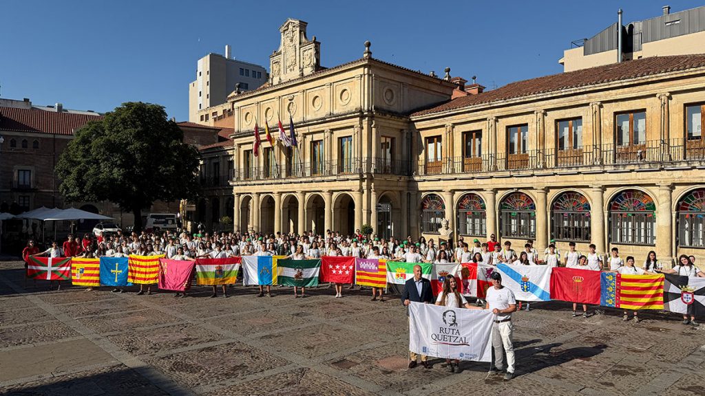 El alcalde de León da la bienvenida a los 200 jóvenes de la Ruta Quetzal que siguen las huellas de la Reina Urraca