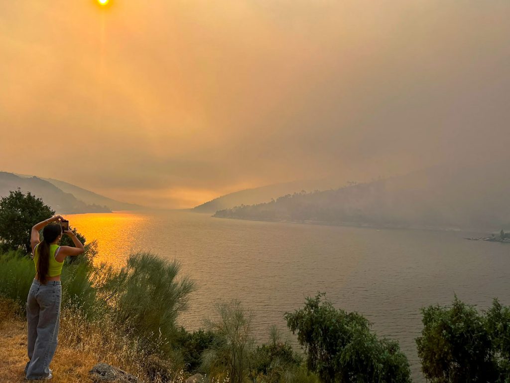 El Colegio de Ópticos-Optometristas alertan de que el humo de los incendios puede dañar la salud ocular