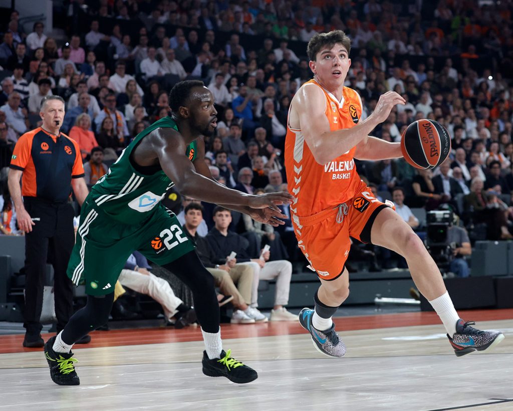 El joven vallisoletano De Larrea deslumbra en la Liga de Verano de la NBA con los Dallas Mavericks