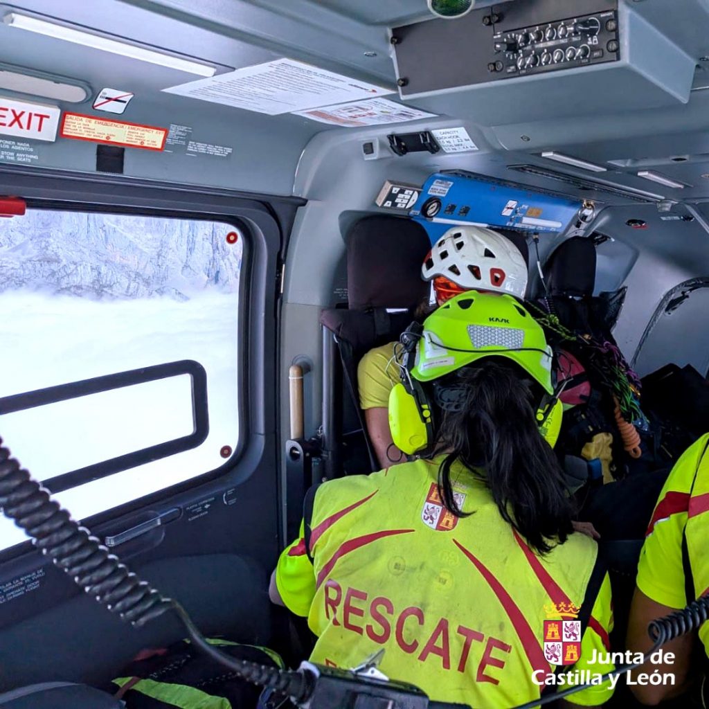 Auxilian con helicóptero a un montañero en la canal Estrecha de la Torre del Friero de Picos de Europa en Posada de Valdeón (León)