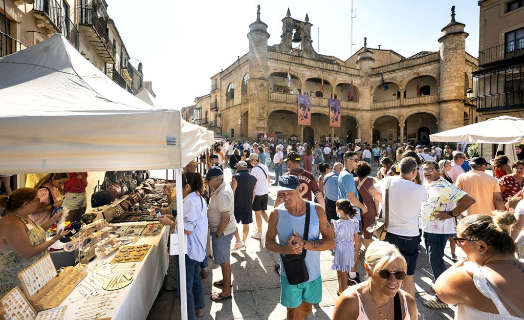 El XL Martes Mayor reúne 187 puestos en el casco histórico de Ciudad Rodrigo (Salamanca)