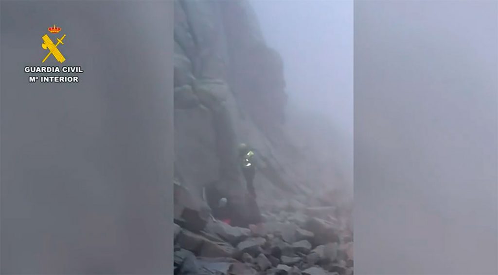 Rescatados dos montañeros enriscados en el Pico Almanzor (Ávila) por las condiciones meteorológicas adversas