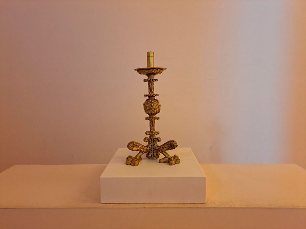 Un candelero de bronce diseñado para la cripta de la Sagrada Familia, ‘Pieza del mes’ del Palacio de Gaudí de Astorga
