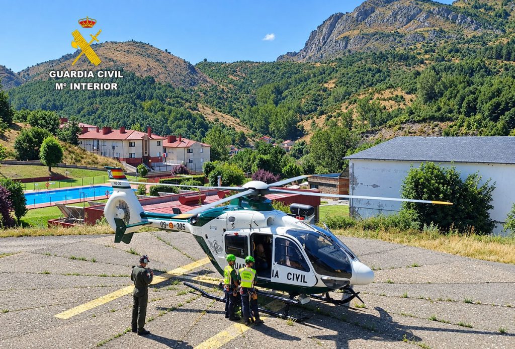 La Guardia Civil auxilia con un helicóptero a dos senderistas extranjeros en el entorno del Pico Catoute (León)