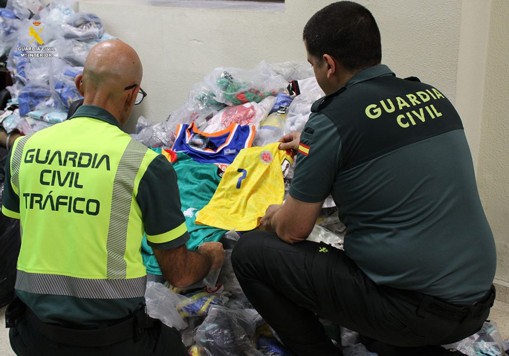 Intervenidas en El Espinar (Segovia) equipaciones y camisetas de fútbol y baloncesto falsificadas por valor de 70.000 euros
