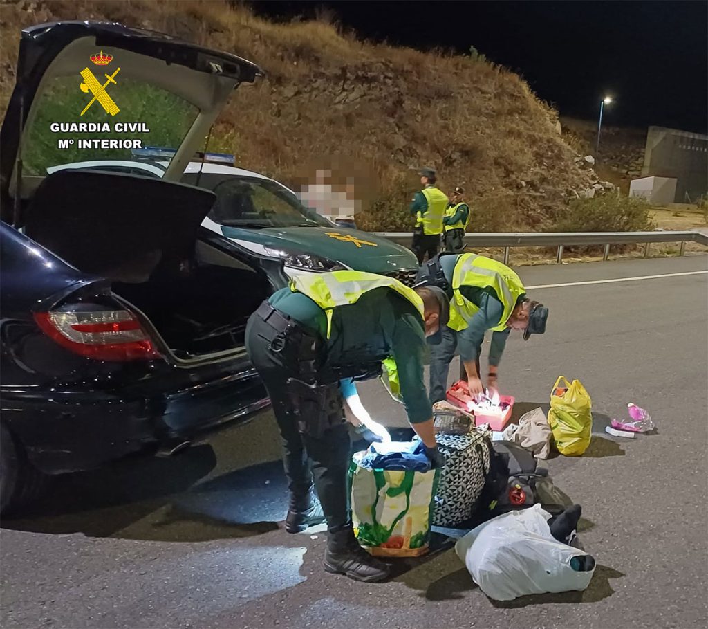 Tres detenidos en Otero de Herreros (Segovia) por portar 825 gramos de hachís y 0,5 de cocaína en el interior de su vehículo