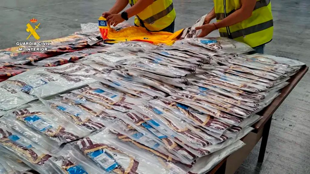 Intervenidas en Burgos 216 camisetas falsificadas de las selecciones española y colombiana