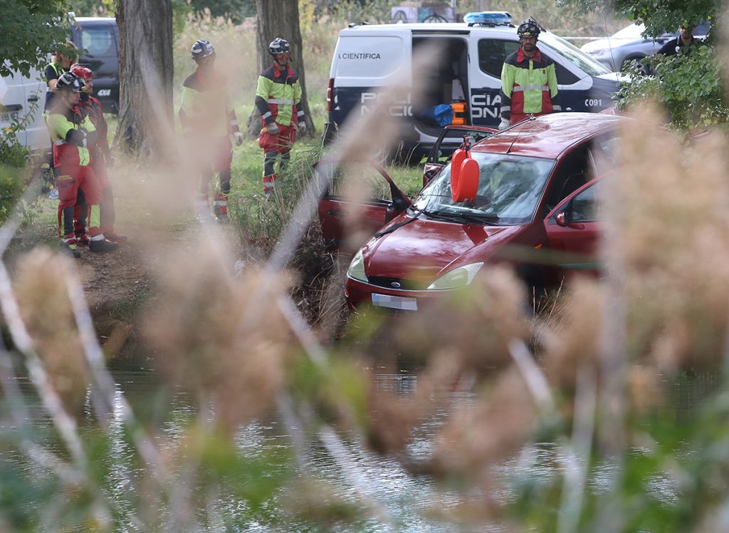 Localizan un cadáver en el vehículo sumergido el río Carrión en Palencia capital
