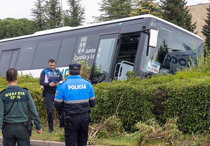 Susana Martín / ICAL . Al menos dos heridos tras el vuelco de un autobús por el desvanecimiento de su conductor en Santa Marta de Tormes (Salamanca)