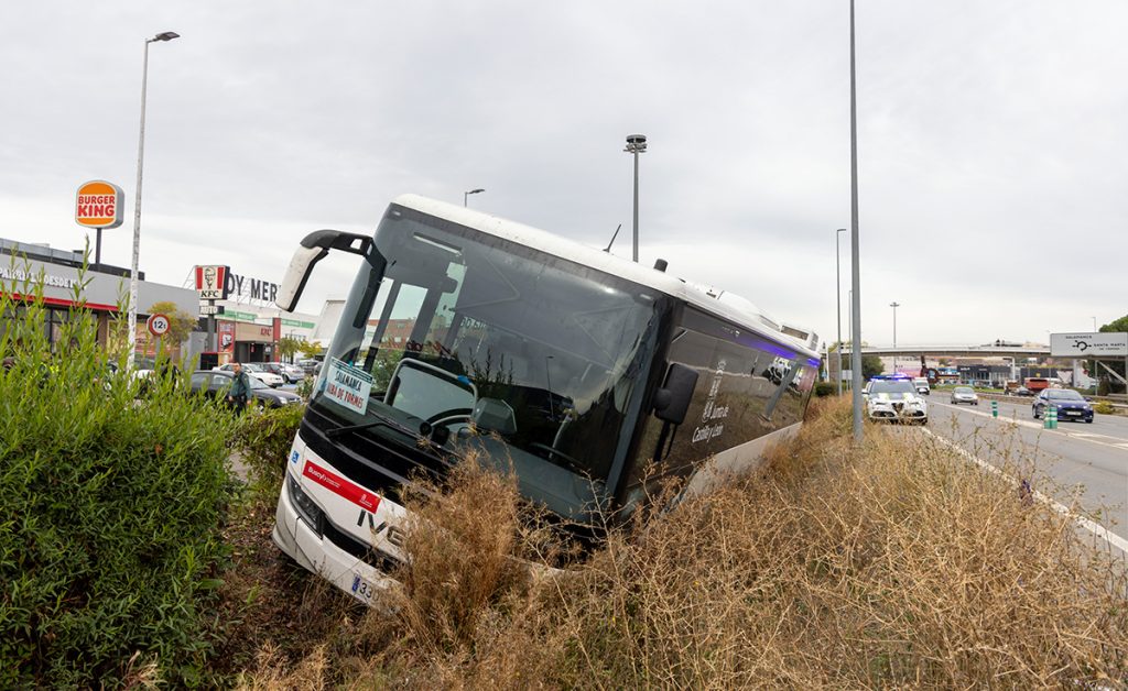 Al menos dos heridos tras el vuelco de un autobús por el desvanecimiento de su conductor en Santa Marta de Tormes (Salamanca)