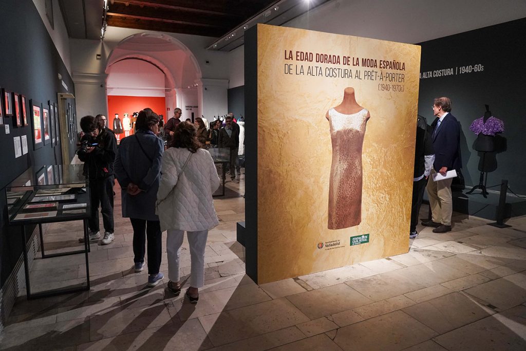 La Sala de la Pasión reúne a los grandes maestros de la alta costura en ‘La edad dorada de la moda española’