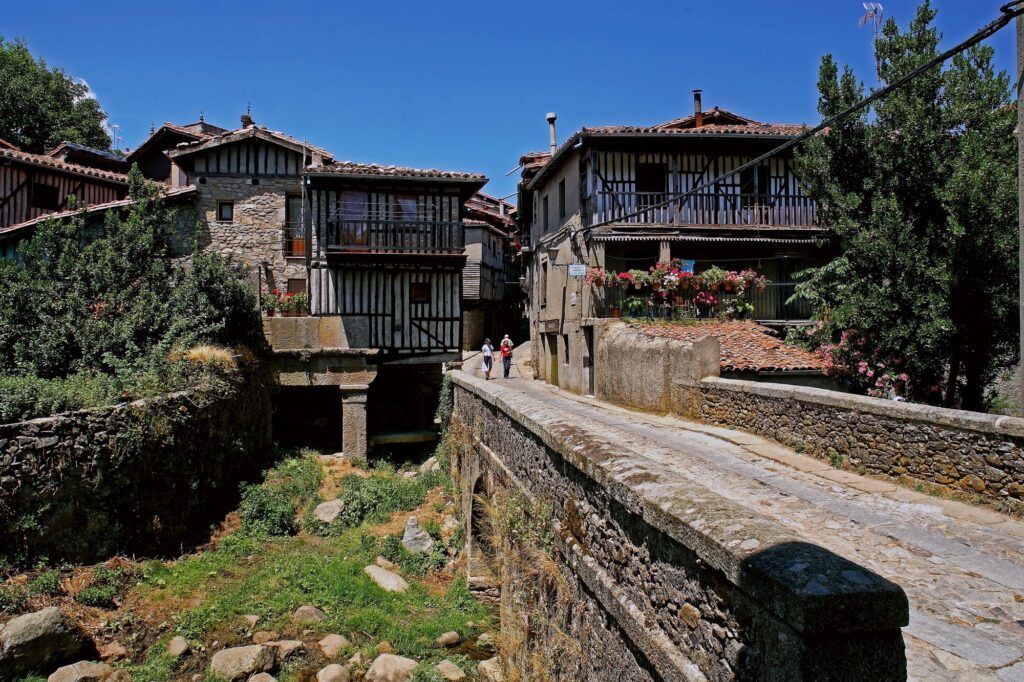 La Alberca, Frías, Peñalba de Santiago y Pedraza, entre las diez localidades mejor valoradas en 2026 para los Pueblos Más Bonitos de España